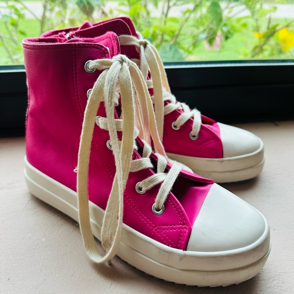 Cape Robbin Youth Fuchsia High-Top Sneakers Size 6